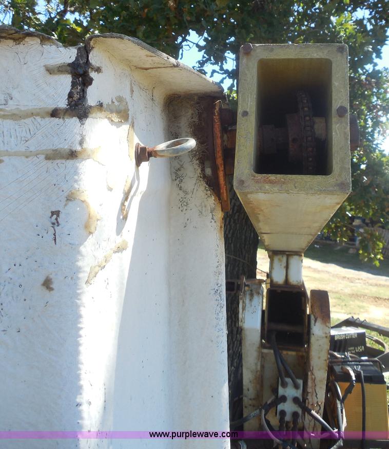 image for item E7733 Utility equipment DF2132 truck mounted bucket crane