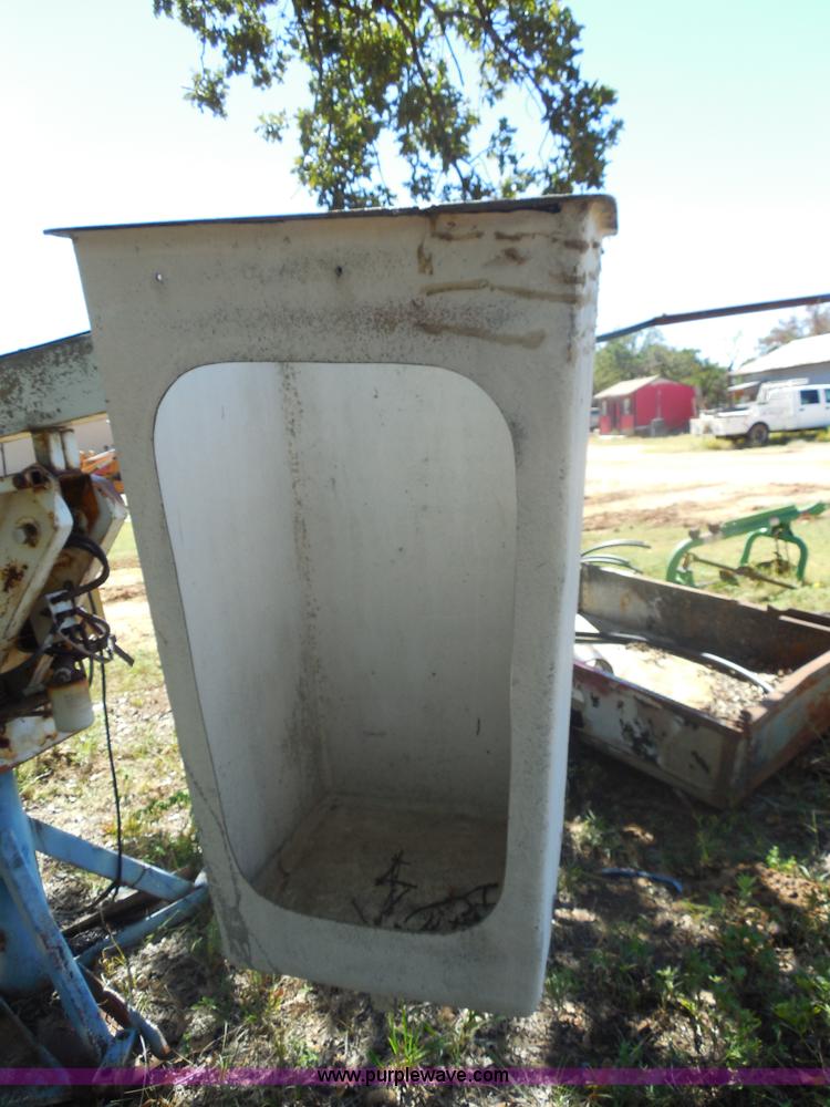 image for item E7733 Utility equipment DF2132 truck mounted bucket crane