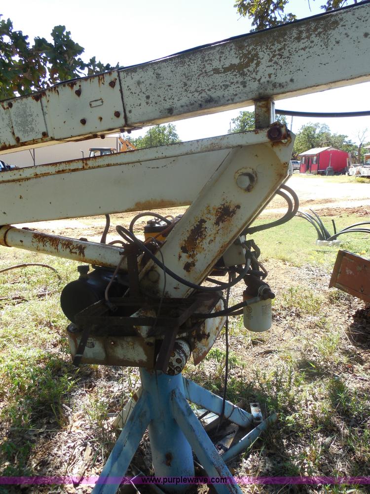 image for item E7733 Utility equipment DF2132 truck mounted bucket crane