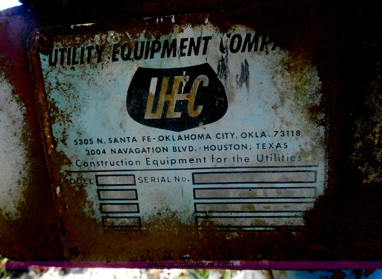 image for item E7733 Utility equipment DF2132 truck mounted bucket crane