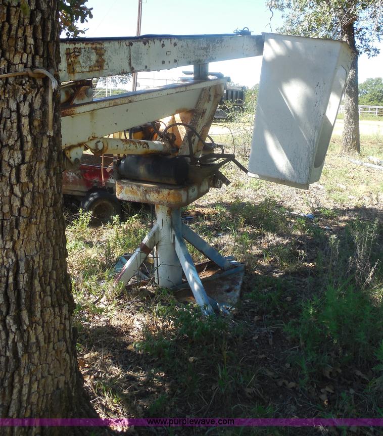 image for item E7733 Utility equipment DF2132 truck mounted bucket crane