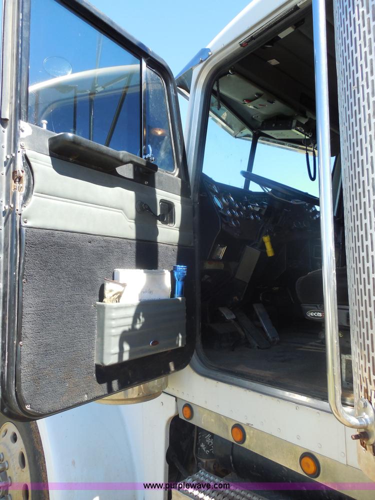 image for item F3242 1997 Peterbilt 378 semi truck