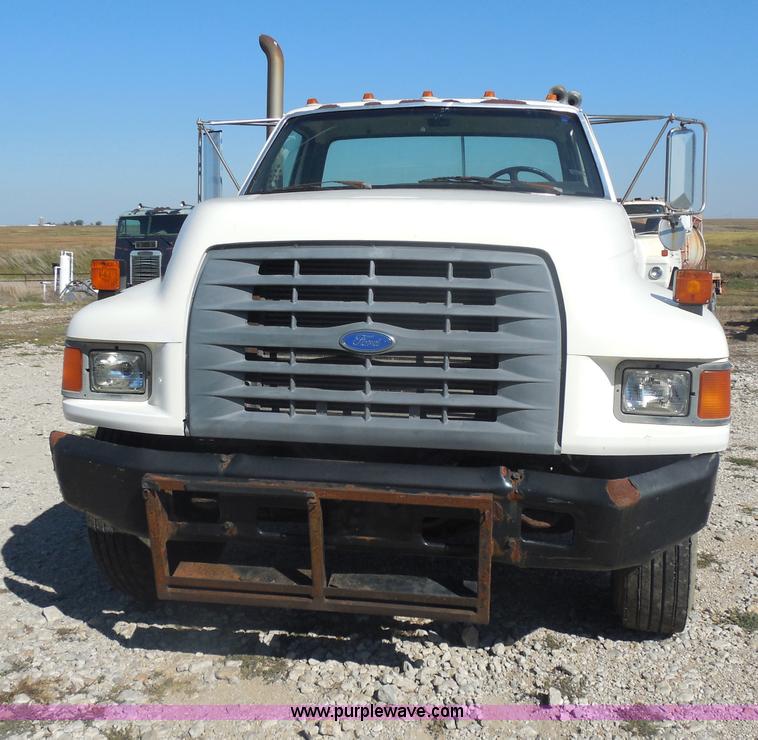 image for item I1312 1997 Ford F800 truck cab and chassis