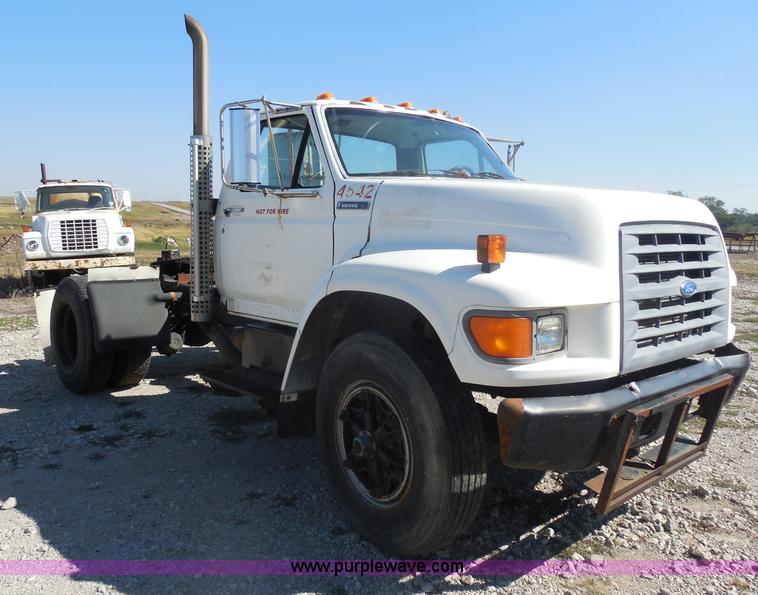 image for item I1312 1997 Ford F800 truck cab and chassis