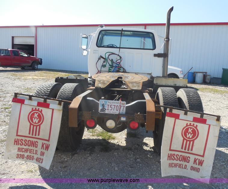 image for item I1312 1997 Ford F800 truck cab and chassis