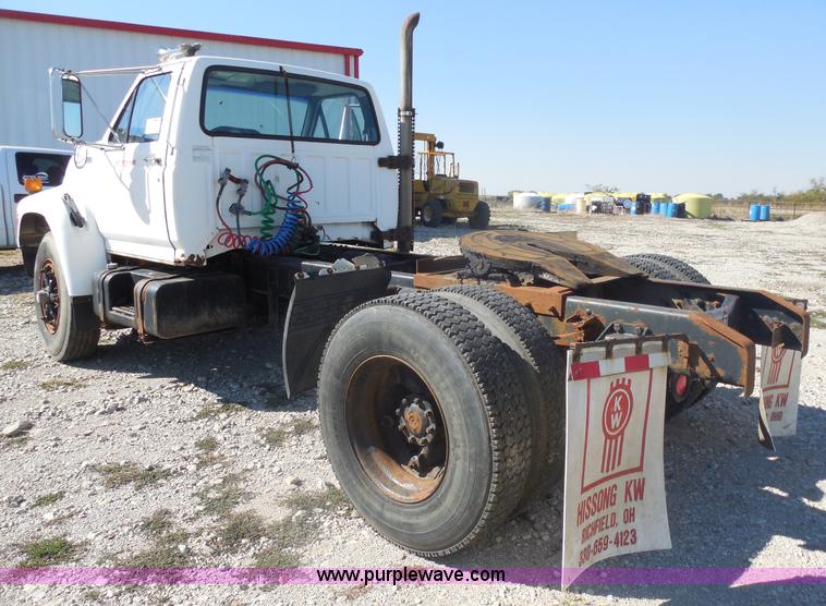 image for item I1312 1997 Ford F800 truck cab and chassis