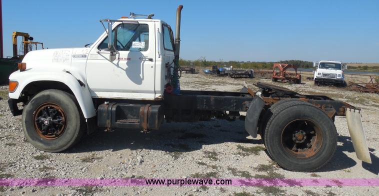 image for item I1312 1997 Ford F800 truck cab and chassis