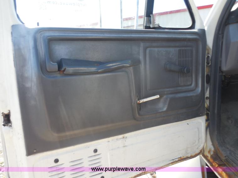 image for item I1312 1997 Ford F800 truck cab and chassis