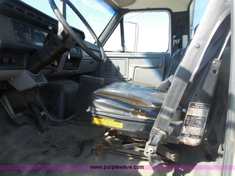 image for item I1312 1997 Ford F800 truck cab and chassis