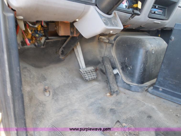 image for item I1312 1997 Ford F800 truck cab and chassis