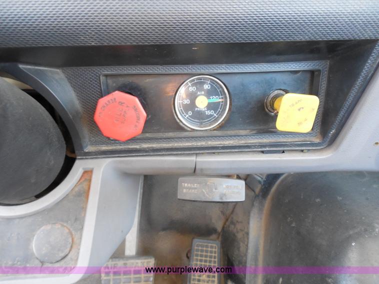 image for item I1312 1997 Ford F800 truck cab and chassis