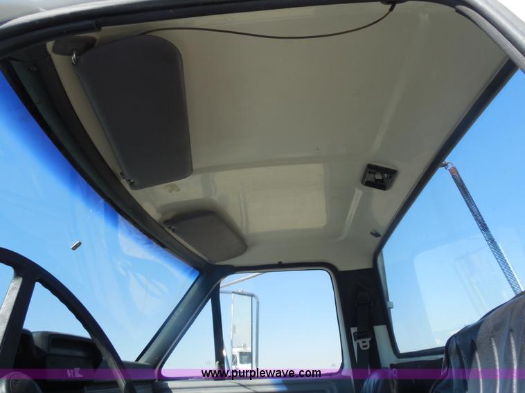 image for item I1312 1997 Ford F800 truck cab and chassis