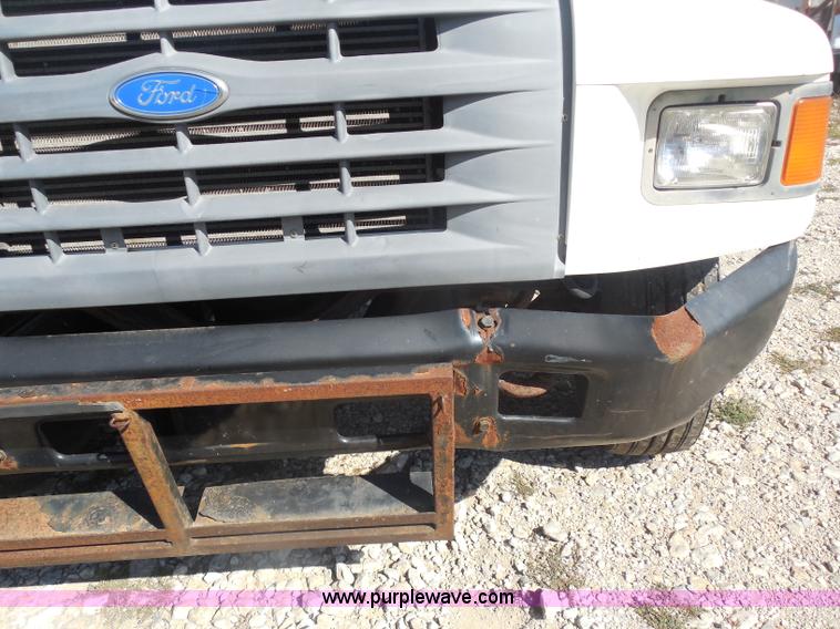 image for item I1312 1997 Ford F800 truck cab and chassis
