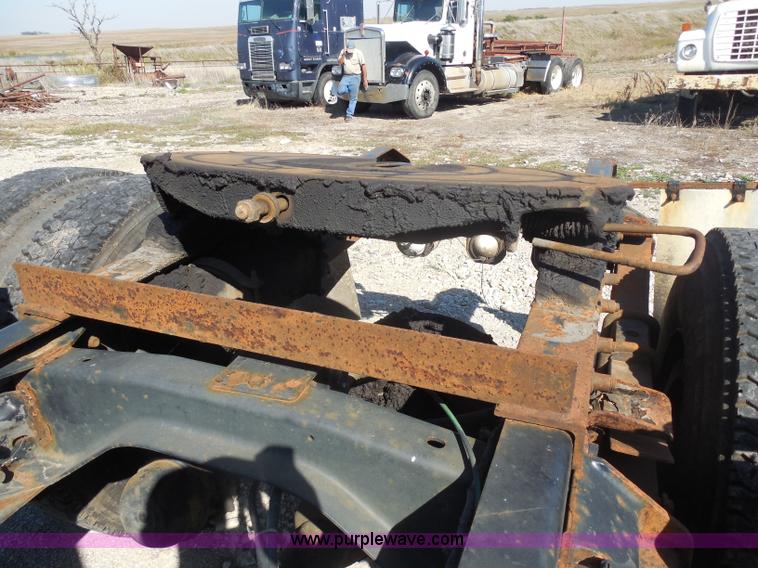 image for item I1312 1997 Ford F800 truck cab and chassis