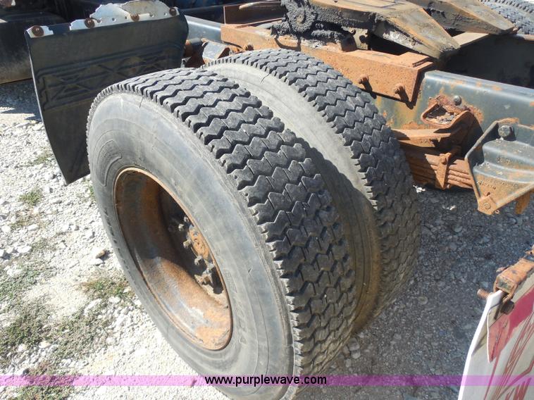 image for item I1312 1997 Ford F800 truck cab and chassis