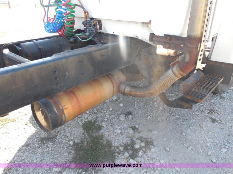 image for item I1312 1997 Ford F800 truck cab and chassis