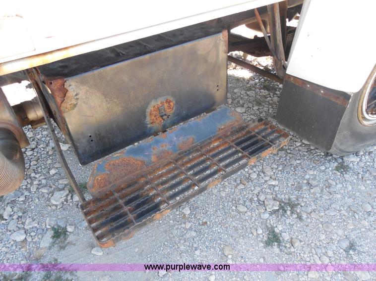 image for item I1312 1997 Ford F800 truck cab and chassis