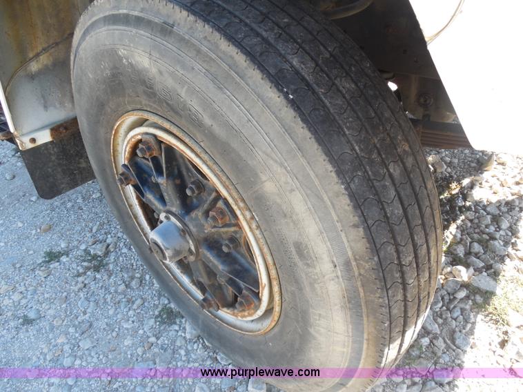 image for item I1312 1997 Ford F800 truck cab and chassis