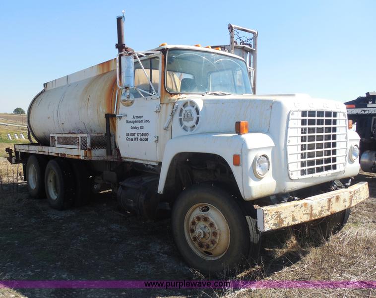 image for item I1313 1980 Ford F8000 water truck
