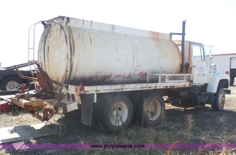 image for item I1313 1980 Ford F8000 water truck
