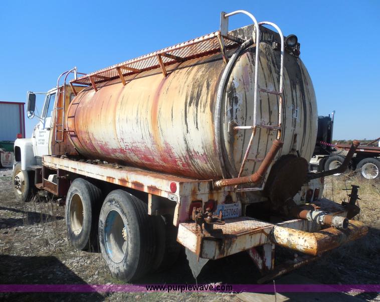 image for item I1313 1980 Ford F8000 water truck