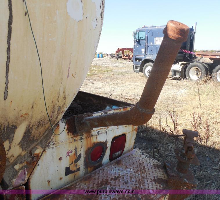 image for item I1313 1980 Ford F8000 water truck