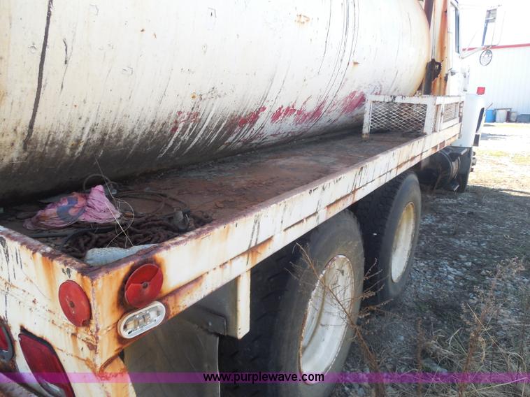 image for item I1313 1980 Ford F8000 water truck