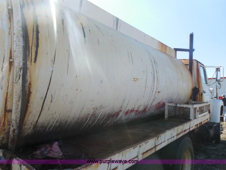 image for item I1313 1980 Ford F8000 water truck