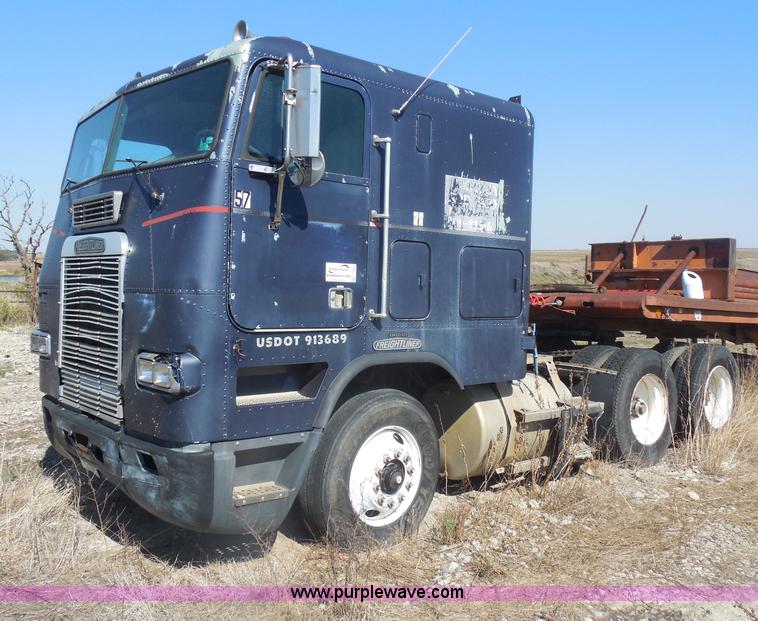 image for item I1314 1991 Freightliner FLA semi truck