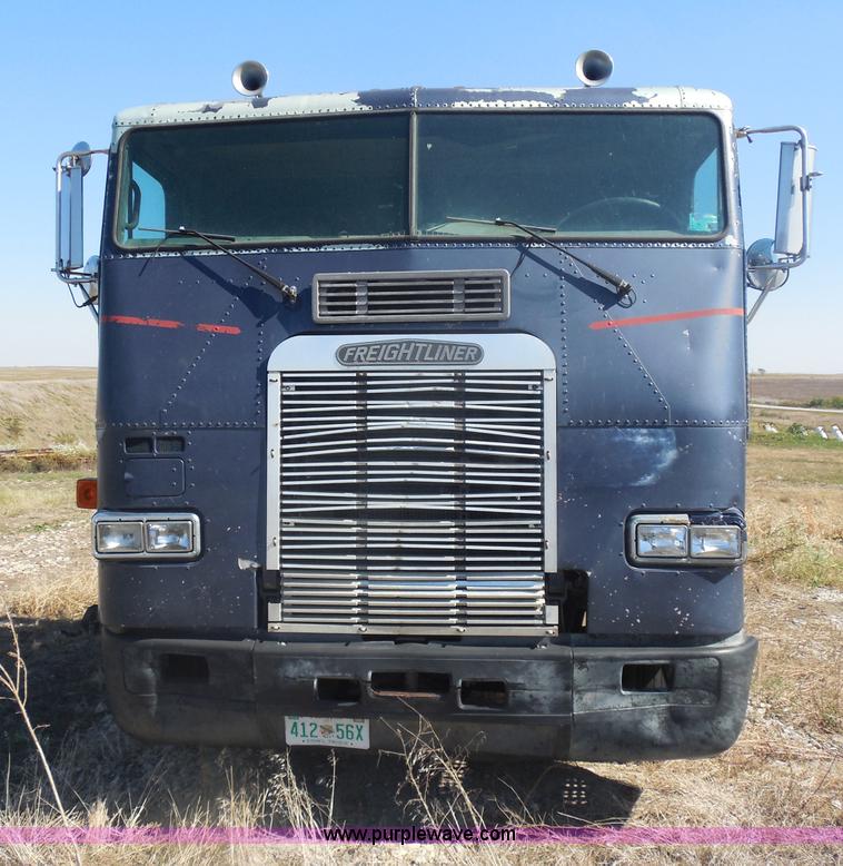 image for item I1314 1991 Freightliner FLA semi truck