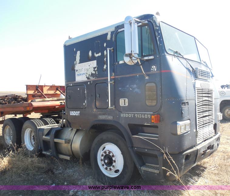 image for item I1314 1991 Freightliner FLA semi truck