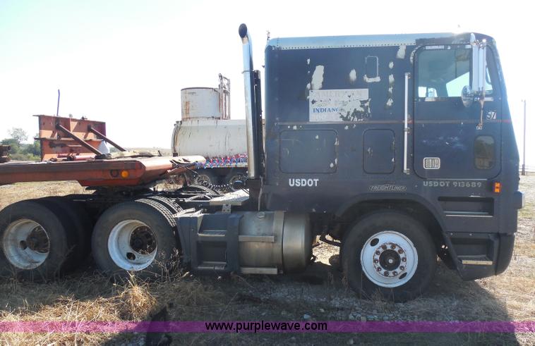 image for item I1314 1991 Freightliner FLA semi truck