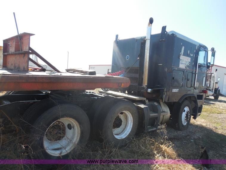 image for item I1314 1991 Freightliner FLA semi truck