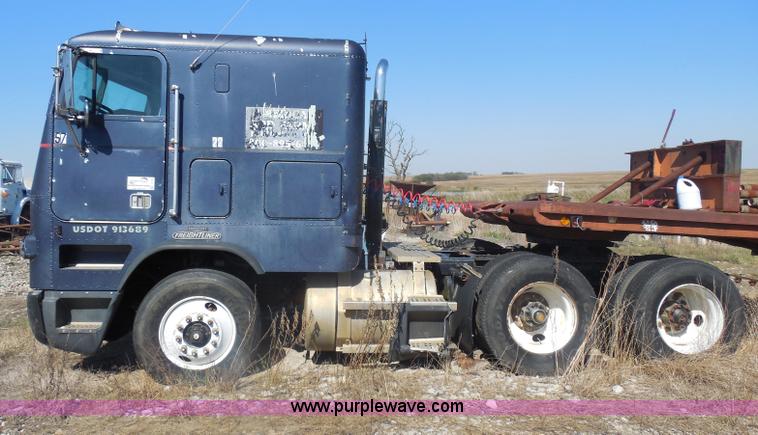 image for item I1314 1991 Freightliner FLA semi truck