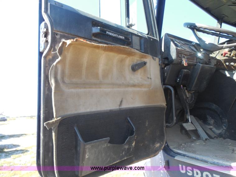 image for item I1314 1991 Freightliner FLA semi truck