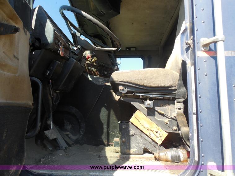 image for item I1314 1991 Freightliner FLA semi truck