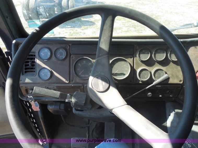 image for item I1314 1991 Freightliner FLA semi truck