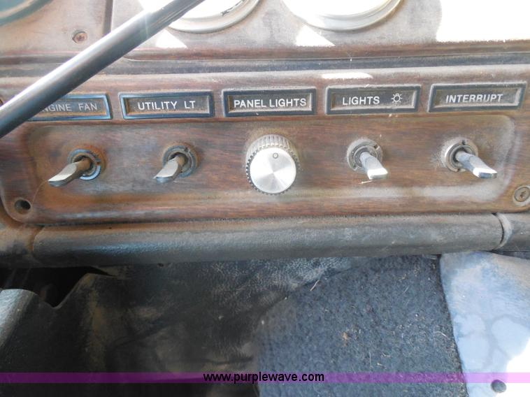 image for item I1314 1991 Freightliner FLA semi truck