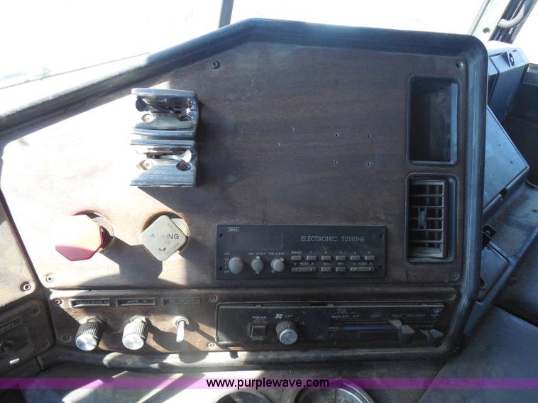 image for item I1314 1991 Freightliner FLA semi truck