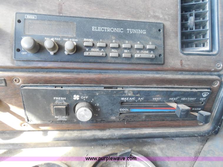 image for item I1314 1991 Freightliner FLA semi truck