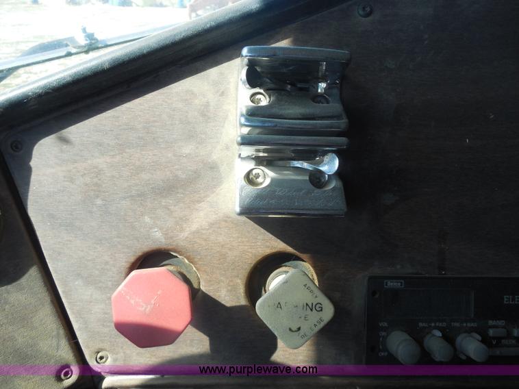 image for item I1314 1991 Freightliner FLA semi truck