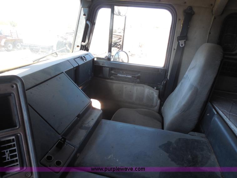 image for item I1314 1991 Freightliner FLA semi truck