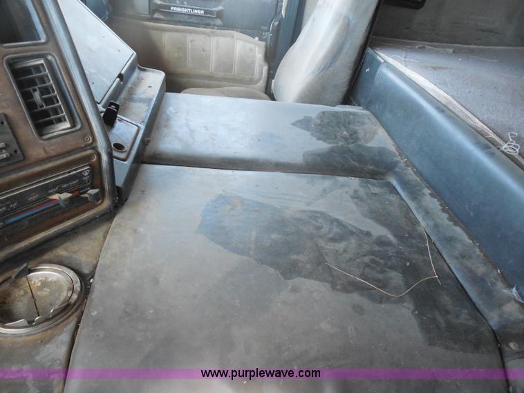 image for item I1314 1991 Freightliner FLA semi truck