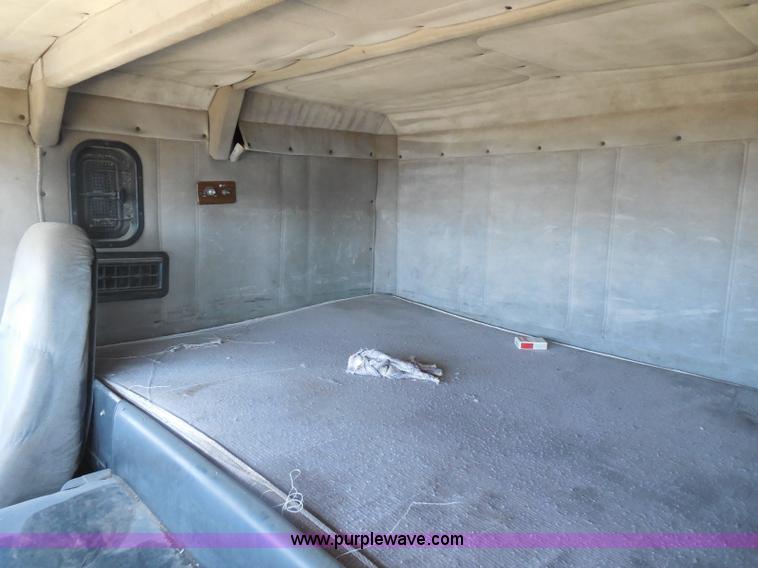 image for item I1314 1991 Freightliner FLA semi truck