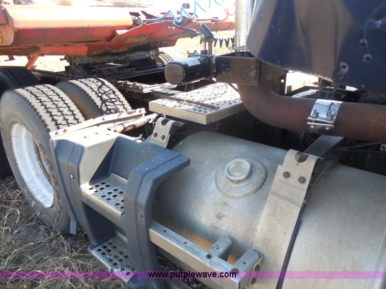 image for item I1314 1991 Freightliner FLA semi truck