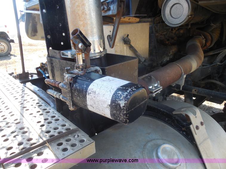 image for item I1314 1991 Freightliner FLA semi truck