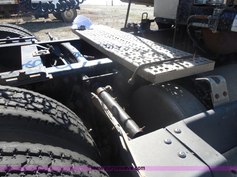 image for item I1314 1991 Freightliner FLA semi truck