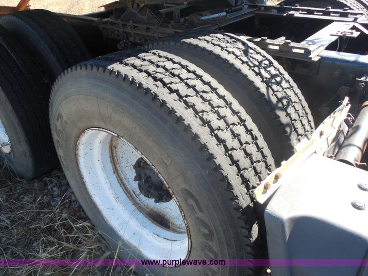 image for item I1314 1991 Freightliner FLA semi truck