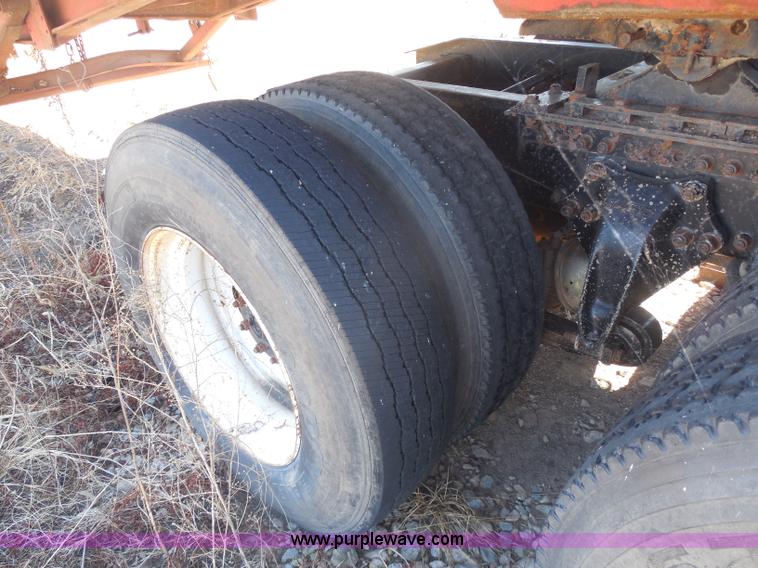 image for item I1314 1991 Freightliner FLA semi truck