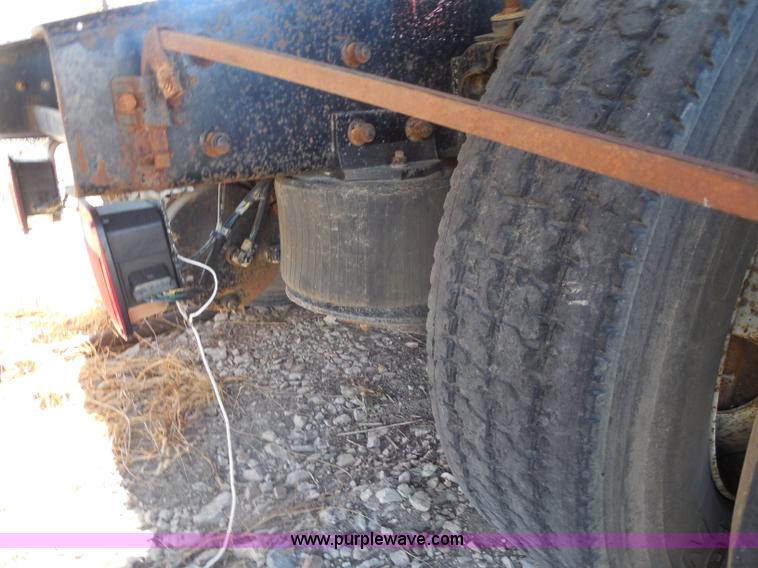 image for item I1314 1991 Freightliner FLA semi truck